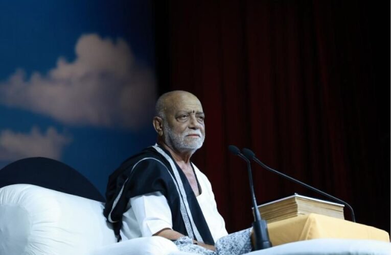 Morari Bapu extends assistance to soldiers killed in Poonch