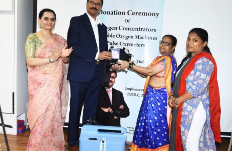 Masala King Dr. Dhananjay Datar Gifts Oxygen Kits to Patients Suffering from Pulmonary Diseases