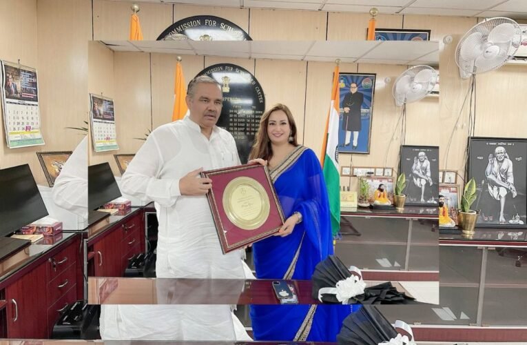The Powerhouse Reiki and Wellness Trainer, Prriya Kaur gets awarded by Union Minister Vijay Sampla in India