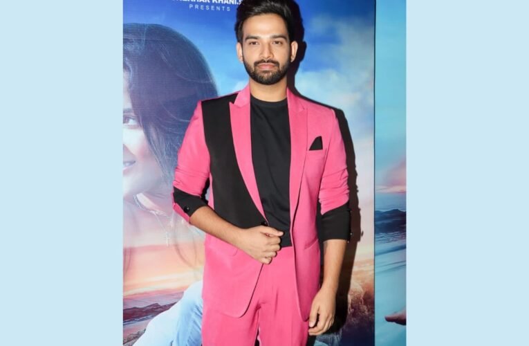 Let the melodious voice of Shekhar Khanijo transport you to another world in his newest single ‘Aankhein Kajal.’ Get ready to be enchanted!