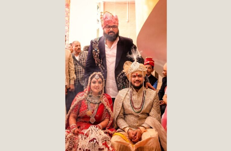 Famous singer Hansraj Raghuwanshi ties the knot with old friend Komal Saklani; Mahant Gaurav Sharma shared pics