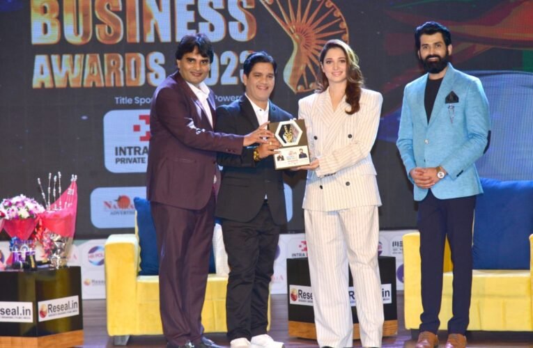 Actors Tamannaah Bhatia and Sonalee Kulkarni felicitate awardees at Bharat Business Awards 2023