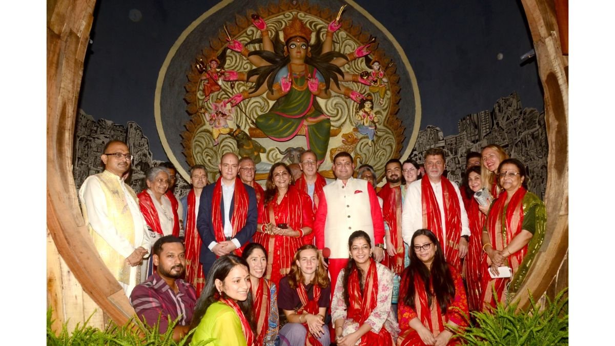 Foreign diplomats connect with the soul of North Kolkata at Chaltabagan Durga Puja PNN